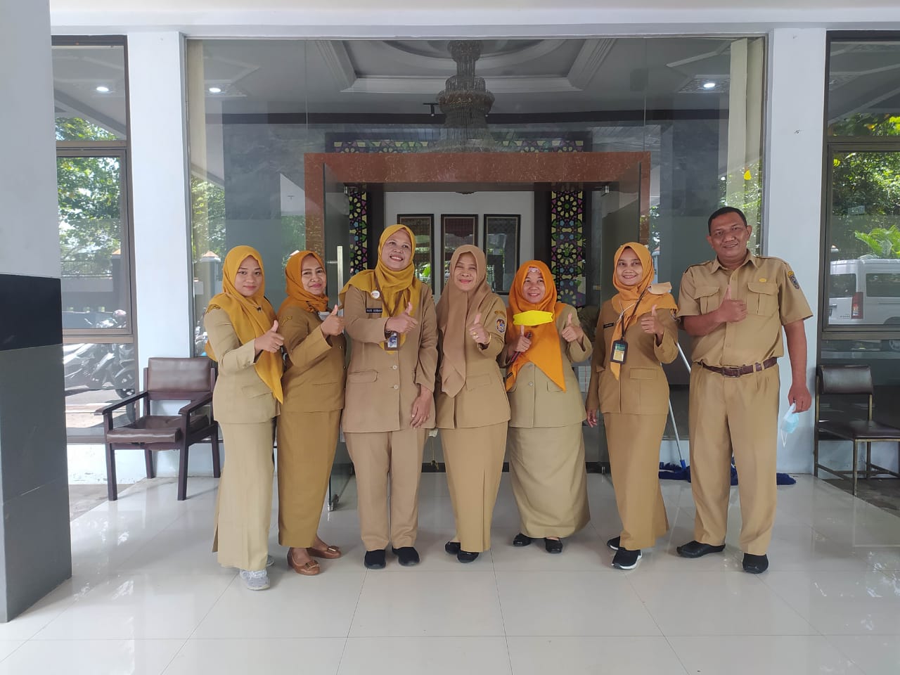 Kabag Organisasi Setda Kota Pekalongan berfoto bersama rombongan Bagian Organisasi Setda Kabupaten Karanganyar